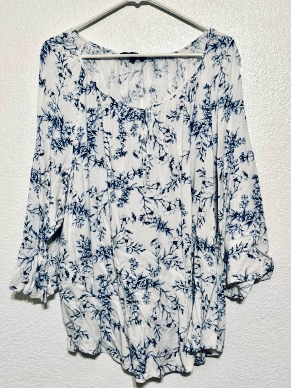 Fred David White with Blue Flowers 3X GUC